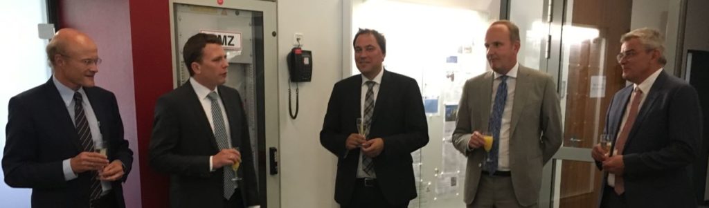 Am 30.08.2019 wurde Dominik Pyschny (Beitragsbild links) vom Lehrstuhl „Nachhaltigkeit im Metallleichtbau“ an der Fakultät für Bauingenieurwesen der RWTH Aachen zum Dr.-Ing. promoviert.