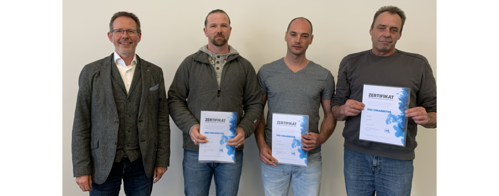 Der IFBS hat den ersten 3 IFBS-Fachmonteuren das Zertifikat zum „IFBS-Vorarbeiter“ ausgestellt. Darüber hinaus haben 12 weitere Teilnehmer an IFBS-Schulungen &nbsp;die Qualifikation „IFBS-Fachmonteur“ erworben. Wir beglückwünschen die neuen IFBS-Fachmonteure und IFBS-Vorarbeiter!