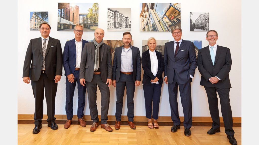 Nach erfolgreicher Evaluation der seit 2015 existierenden Professur „Nachhaltigkeit im Metallleichtbau“ haben der Internationale Verband für den Metallleichtbau (IFBS) und die RWTH Aachen beschlossen, die erfolgreiche Kooperation in Form einer langfristig vereinbarten Unterstützung der Professur weiter fortzuführen.